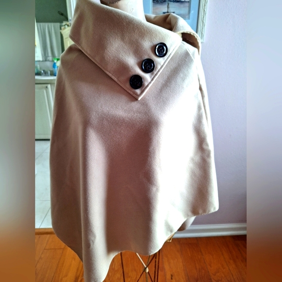 SOLD SOLDVintage Made in Italy Cape - Picture 12 of 14